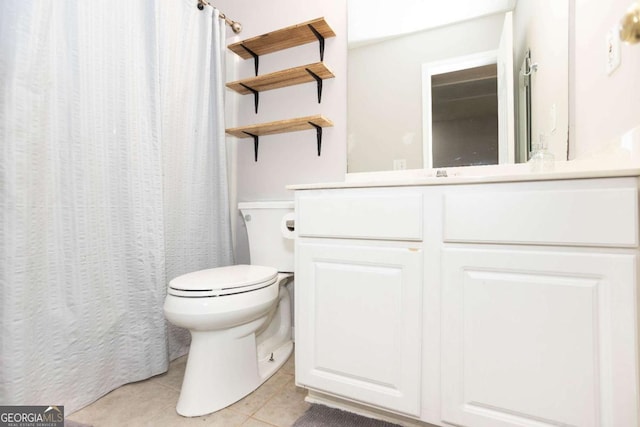 full bath featuring tile patterned floors, toilet, vanity, and a shower with curtain