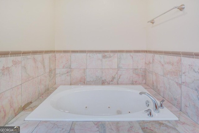 175 Palmera Ln, Brunswick, GA 31525 - bathroom with a jetted tub