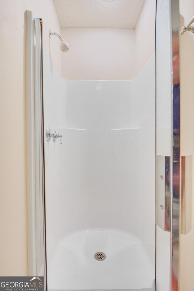175 Palmera Ln, Brunswick, GA 31525 - bathroom featuring a shower stall and a textured ceiling