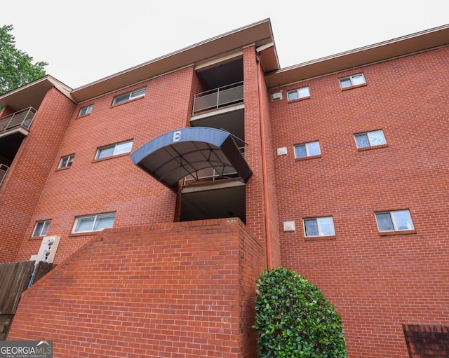 view of apartment building / complex