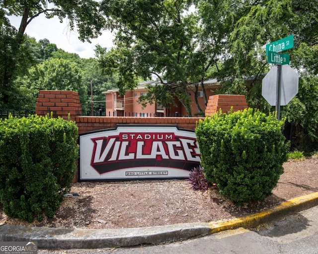 view of community / neighborhood sign