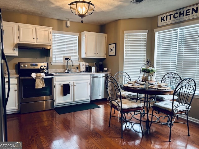 486 Village Cir, Stockbridge, GA 30281 - kitchen featuring stainless steel appliances, a sink, under cabinet range hood, white cabinetry, and a textured ceiling