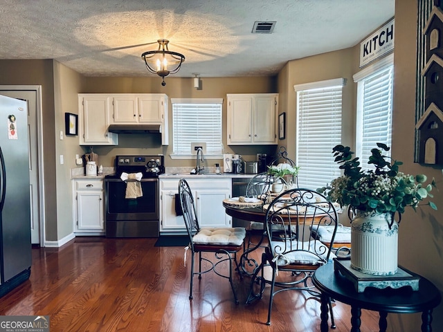 486 Village Cir, Stockbridge, GA 30281 - kitchen with stainless steel appliances, under cabinet range hood, light countertops, a sink, and a textured ceiling