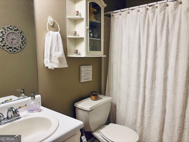 486 Village Cir, Stockbridge, GA 30281 - full bath featuring toilet, vanity, and a shower with shower curtain