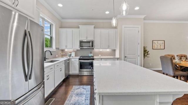 1914 Forte Ln, Alpharetta, GA 30009 - kitchen with stainless steel appliances, a sink, a center island, decorative backsplash, and ornamental molding