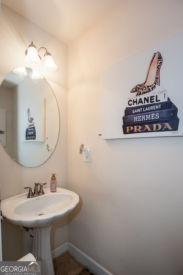 bathroom featuring baseboards
