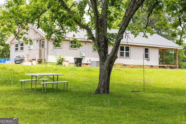 view of green lawn