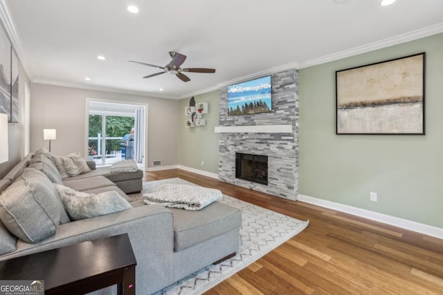 living room with ceiling fan, baseboards, wood finished floors, recessed lighting, and ornamental molding
