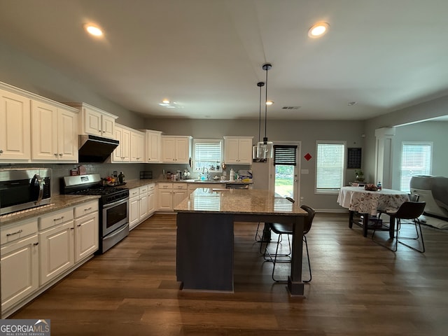 210 Fenwick Farm Dr, Lagrange, GA 30241 - kitchen featuring stainless steel appliances, under cabinet range hood, a breakfast bar area, light stone countertops, and recessed lighting