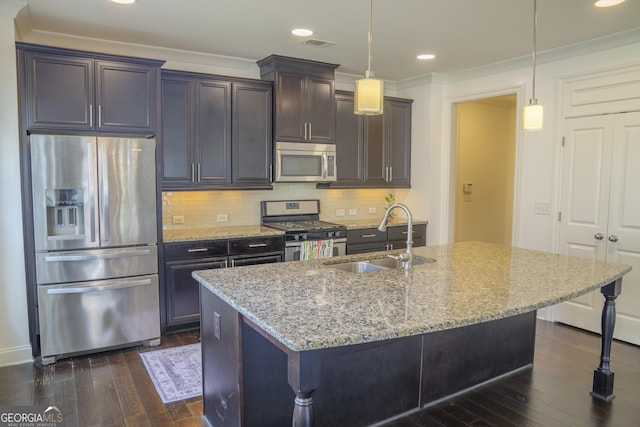 4448 Tacoma Trce, Suwanee, GA 30024 - kitchen featuring appliances with stainless steel finishes, a sink, ornamental molding, dark wood finished floors, and a kitchen bar