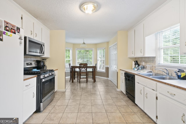 11 Vintage Ct SW, Cartersville, GA 30120 - kitchen featuring stainless steel appliances, a sink, backsplash, healthy amount of natural light, and a textured ceiling