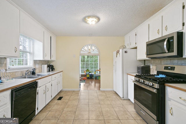 11 Vintage Ct SW, Cartersville, GA 30120 - kitchen with appliances with stainless steel finishes, a sink, healthy amount of natural light, tasteful backsplash, and a textured ceiling