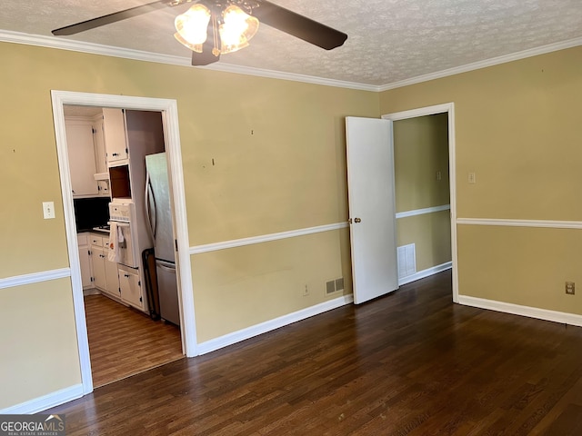 unfurnished room with dark wood-style flooring, a ceiling fan, baseboards, ornamental molding, and a textured ceiling