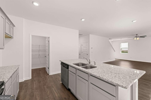 kitchen with a sink, dishwasher, dark wood-style floors, a ceiling fan, and recessed lighting