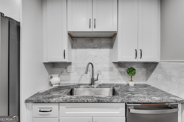 1015 Dunbar Dr, Dunwoody, GA 30338 - kitchen featuring appliances with stainless steel finishes, a sink, a textured ceiling, recessed lighting, and white cabinetry