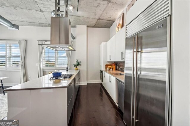 206 NE 11th St NE Unit Ph703, Atlanta, GA 30309 - kitchen featuring appliances with stainless steel finishes, a sink, white cabinetry, dark wood-style floors, and a peninsula