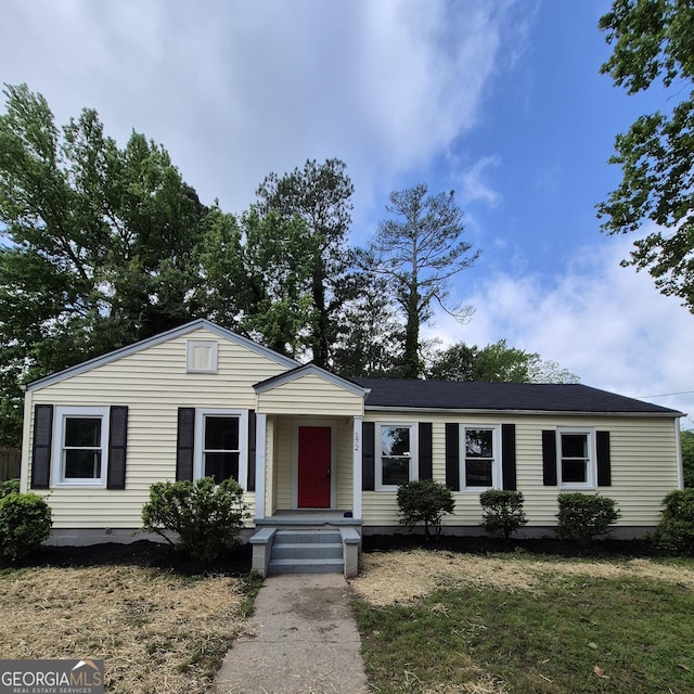 view of front facade featuring a front lawn