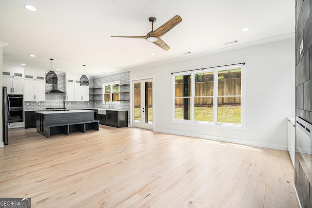 4276 Lindsey Way NE, Roswell, GA 30075 - living room featuring ceiling fan, crown molding, recessed lighting, light wood-type flooring, and baseboards