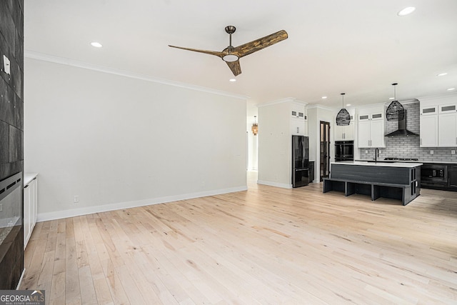 4276 Lindsey Way NE, Roswell, GA 30075 - living area featuring a ceiling fan, light wood finished floors, recessed lighting, crown molding, and baseboards