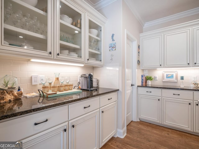 137 Ryan Nicholas Dr, Kingsland, GA 31548 - bar area featuring crown molding, backsplash, and wood finished floors