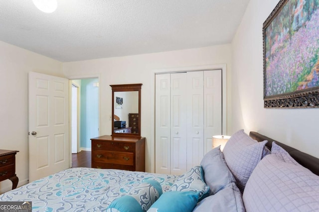 836 Palmetto Tyrone Rd, Sharpsburg, GA 30277 - bedroom with a closet, a textured ceiling, and wood finished floors