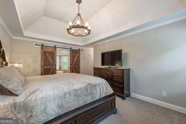 bedroom featuring a raised ceiling, light carpet, a barn door, a chandelier, and crown molding
