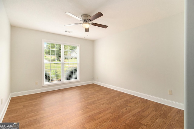 unfurnished room featuring light wood-style flooring, baseboards, and ceiling fan