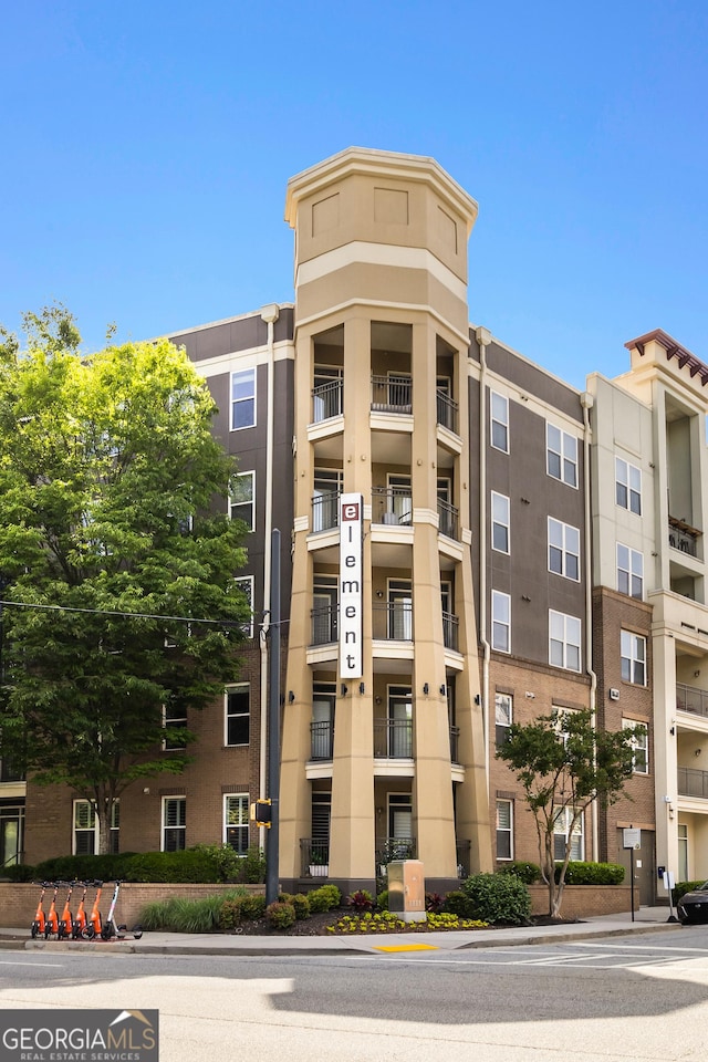 view of apartment building / complex