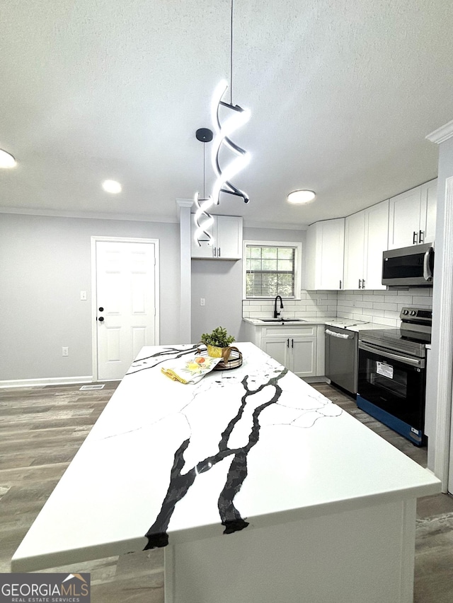 4516 Bon Ayer Cir, Macon, GA 31204 - kitchen featuring appliances with stainless steel finishes, a sink, a textured ceiling, tasteful backsplash, and recessed lighting