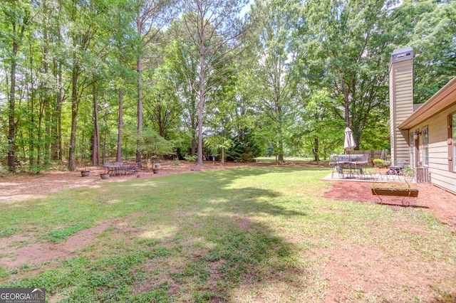 view of grassy yard featuring a patio