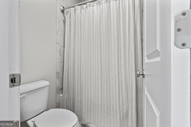 full bathroom featuring toilet