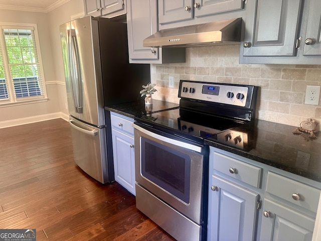 4790 Brandon Acres Ln, Buford, GA 30519 - kitchen with stainless steel appliances, under cabinet range hood, crown molding, dark wood-style flooring, and tasteful backsplash