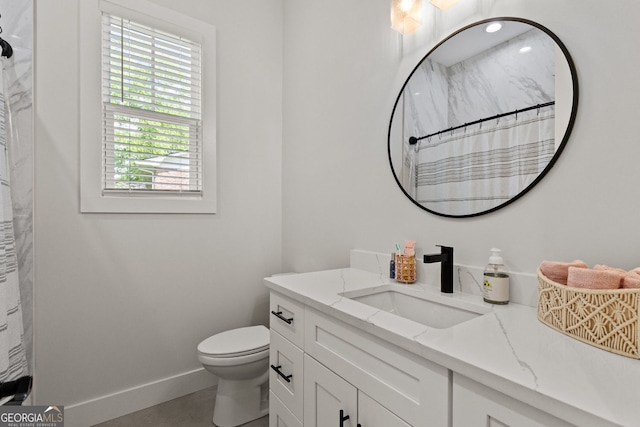 full bathroom featuring baseboards, toilet, vanity, and a shower with shower curtain