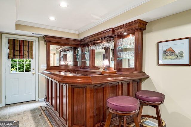 indoor wet bar featuring crown molding, recessed lighting, and baseboards