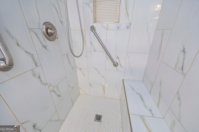 924 Vinings Dr, Winder, GA 30680 - bathroom featuring a tile shower