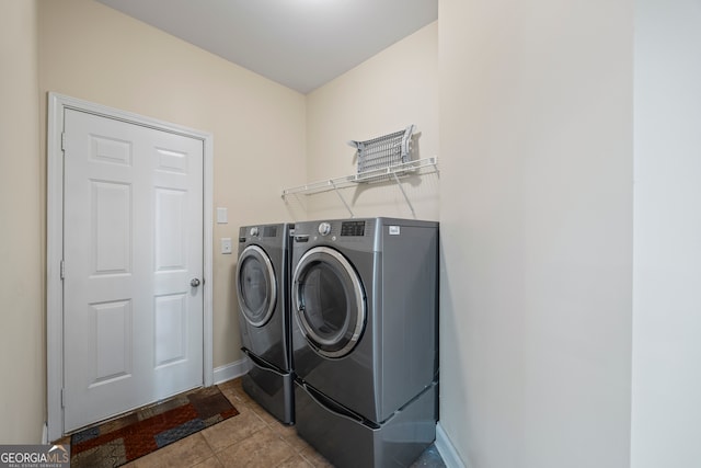 924 Vinings Dr, Winder, GA 30680 - washroom with washer and clothes dryer and baseboards