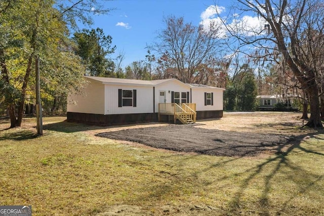 manufactured / mobile home with a front lawn