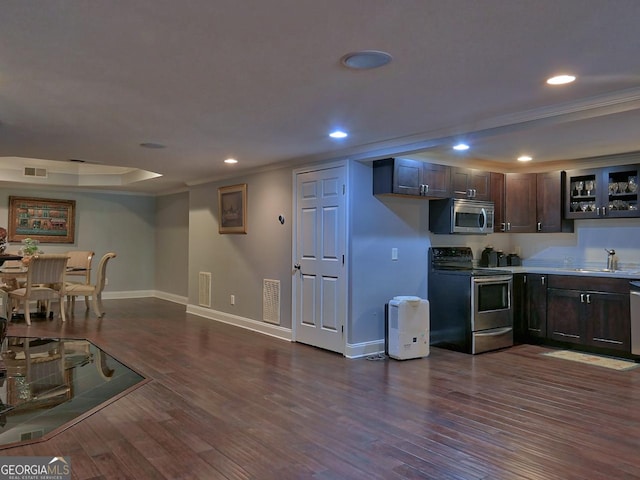 205 Somerset Ct, Mcdonough, GA 30253 - kitchen featuring stainless steel appliances, a sink, baseboards, recessed lighting, and dark wood-type flooring
