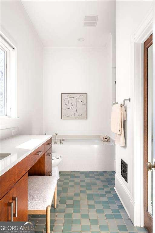 629 Hansell St SE, Atlanta, GA 30312 - bathroom featuring a bath, toilet, and vanity