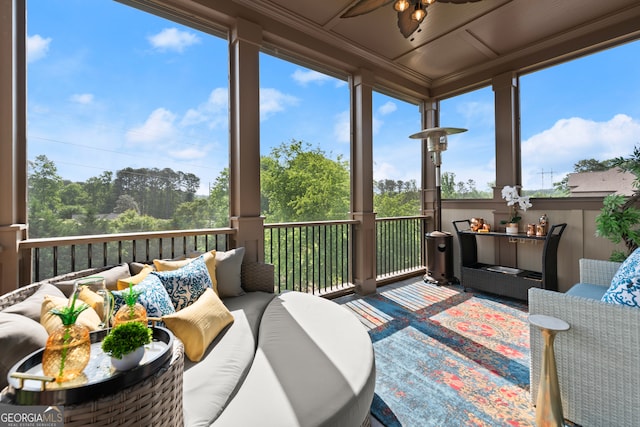 sunroom / solarium featuring outdoor lounge area and ceiling fan