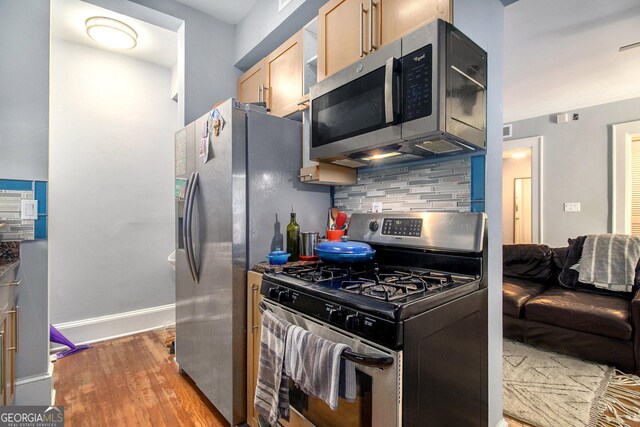 61 16th St NE Unit 4, Atlanta, GA 30309 - kitchen featuring stainless steel appliances, tasteful backsplash, light wood-style flooring, and baseboards