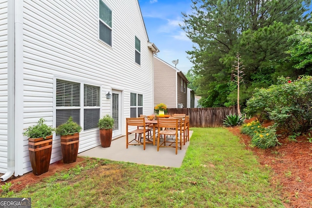 867 Crested Hawk Trl, Sugar Hill, GA 30518 - view of yard featuring a patio area
