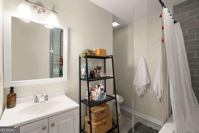 283 Norton Cir SE, Smyrna, GA 30082 - bathroom featuring a shower with curtain, vanity, and toilet
