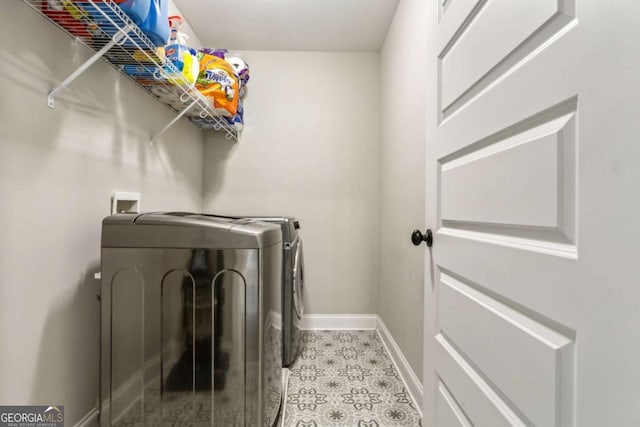 laundry room with independent washer and dryer, baseboards, and tile patterned floors