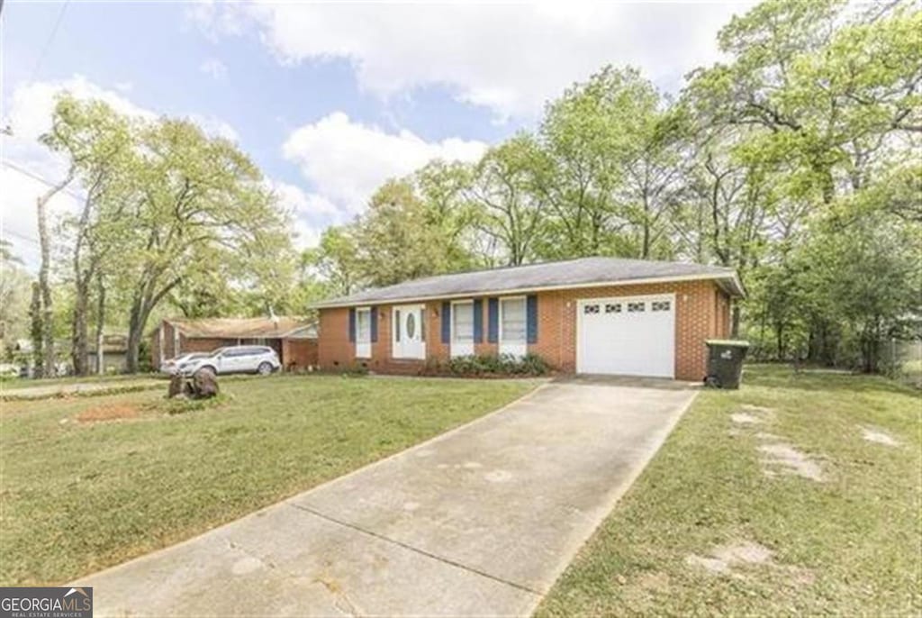 104 Oakdale Dr, Warner Robins, GA 31088 - ranch-style house featuring an attached garage, driveway, and a front yard