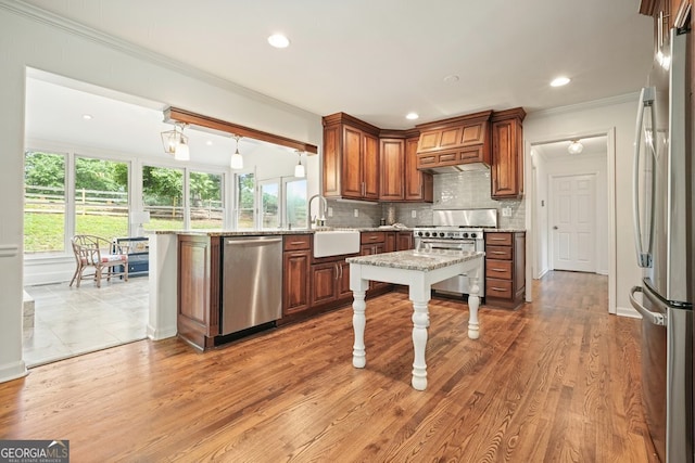 10310 Amberside Ct, Roswell, GA 30076 - kitchen with appliances with stainless steel finishes, tasteful backsplash, crown molding, a peninsula, and a sink