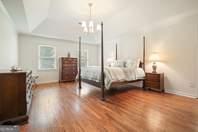 10310 Amberside Ct, Roswell, GA 30076 - bedroom featuring wood finished floors, a raised ceiling, a chandelier, ornamental molding, and baseboards