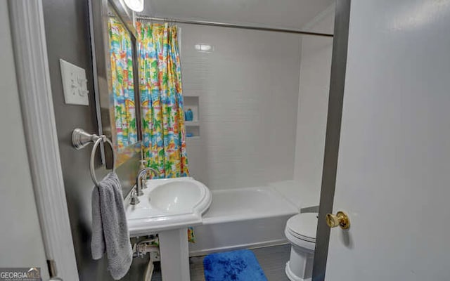 bathroom featuring toilet and shower / tub combo