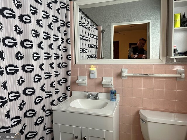 194 Lower Brookfield Rd, Tifton, GA 31794 - bathroom featuring toilet, vanity, tile walls, and curtained shower