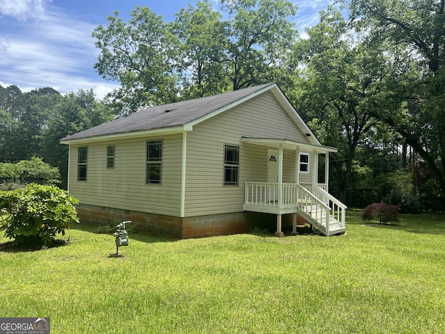 view of front facade featuring crawl space and a front yard